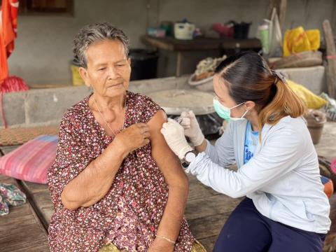 โครงการป้องกันและให้ความรู้โรคที่ป้องกันได้ด้วยวัคซีน ม.13