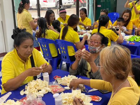 โครงการส่งเสริมอาชีพการทำดอกไม้จันทน์