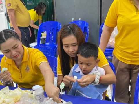 โครงการส่งเสริมอาชีพการทำดอกไม้จันทน์