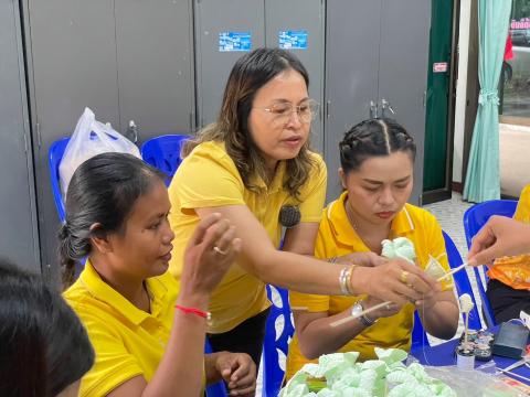 โครงการส่งเสริมอาชีพการทำดอกไม้จันทน์