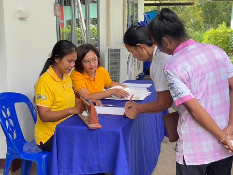 โครงการฝึกอบรมให้ความรู้และส่งเสริมกลุ่มอาชีพการทอผ้าไหม