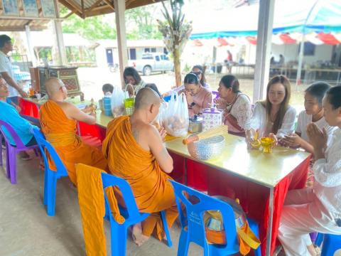 ทำบุญตักบาตร ถวายจตุปัจจัย