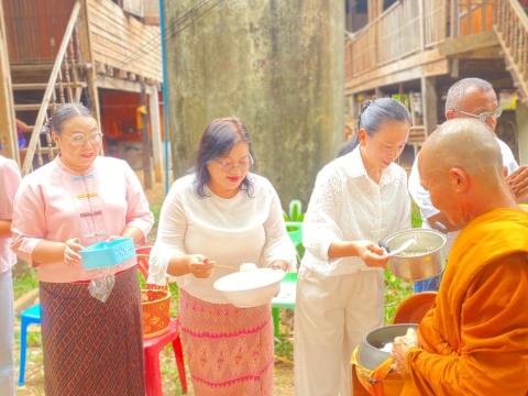 ทำบุญตักบาตร ถวายจตุปัจจัย