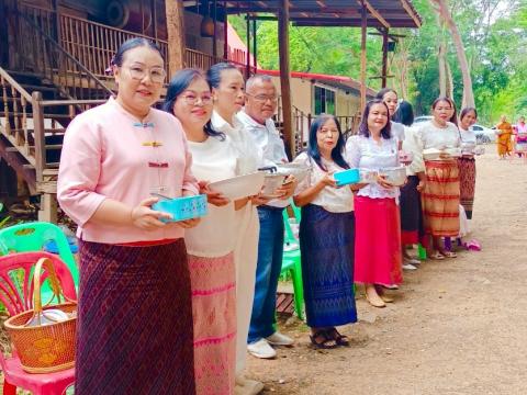 ทำบุญตักบาตร ถวายจตุปัจจัย