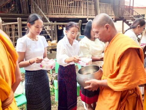 ทำบุญตักบาตร ถวายจตุปัจจัย