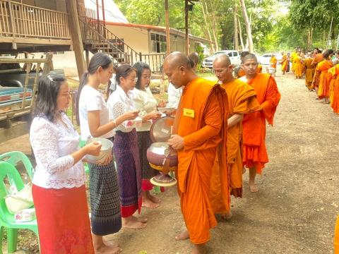 ทำบุญตักบาตร ถวายจตุปัจจัย
