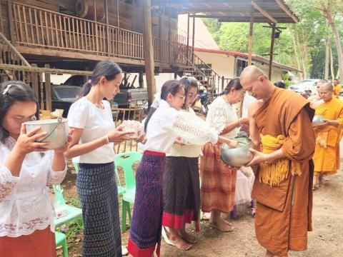 ทำบุญตักบาตร ถวายจตุปัจจัย