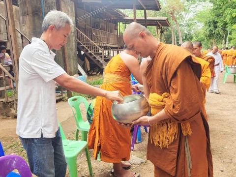 ทำบุญตักบาตร ถวายจตุปัจจัย