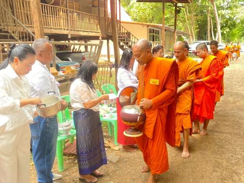 ทำบุญตักบาตร ถวายจตุปัจจัย
