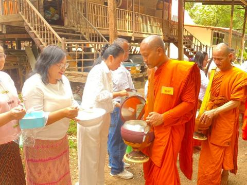 ทำบุญตักบาตร ถวายจตุปัจจัย
