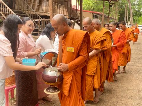 ทำบุญตักบาตร ถวายจตุปัจจัย