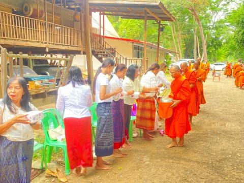 ทำบุญตักบาตร ถวายจตุปัจจัย
