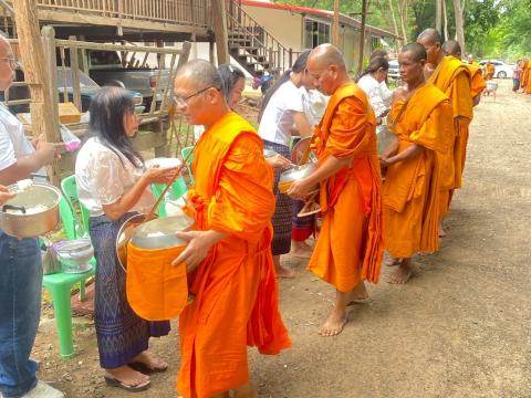 ทำบุญตักบาตร ถวายจตุปัจจัย