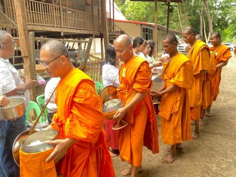 ทำบุญตักบาตร ถวายจตุปัจจัย