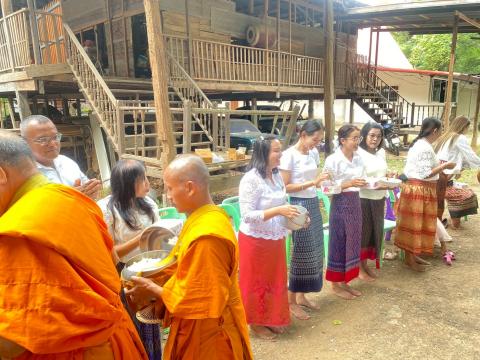 ทำบุญตักบาตร ถวายจตุปัจจัย
