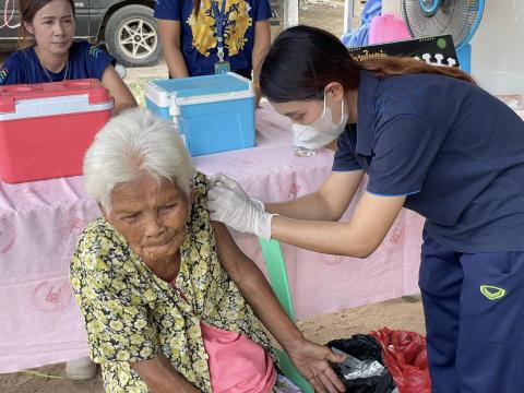 โครงการป้องกันและให้ความรู้เรื่องโรคที่ป้องกันได้ด้วยวัคซีน ม.13