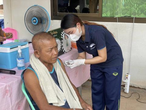 โครงการป้องกันและให้ความรู้เรื่องโรคที่ป้องกันได้ด้วยวัคซีน ม.13