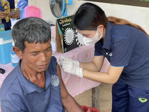 โครงการป้องกันและให้ความรู้เรื่องโรคที่ป้องกันได้ด้วยวัคซีน ม.13