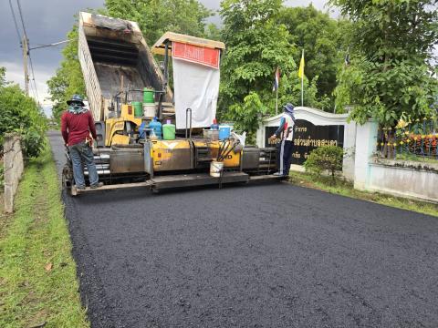 โครงการปรับปรุงถนนเดิมเป็นถนนลาดยาง