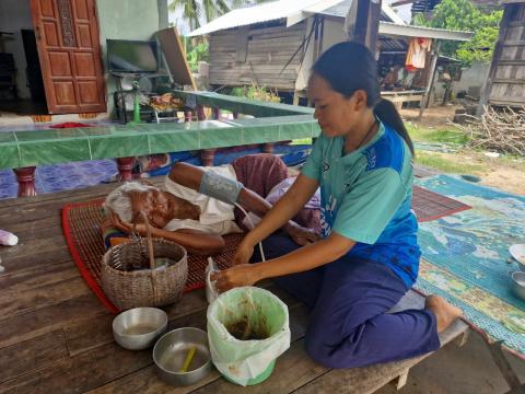 การให้บริการผู้สูงอายุที่มีภาวะพึ่งพิงของอาสาสมัครบริบาลท้องถิ่น