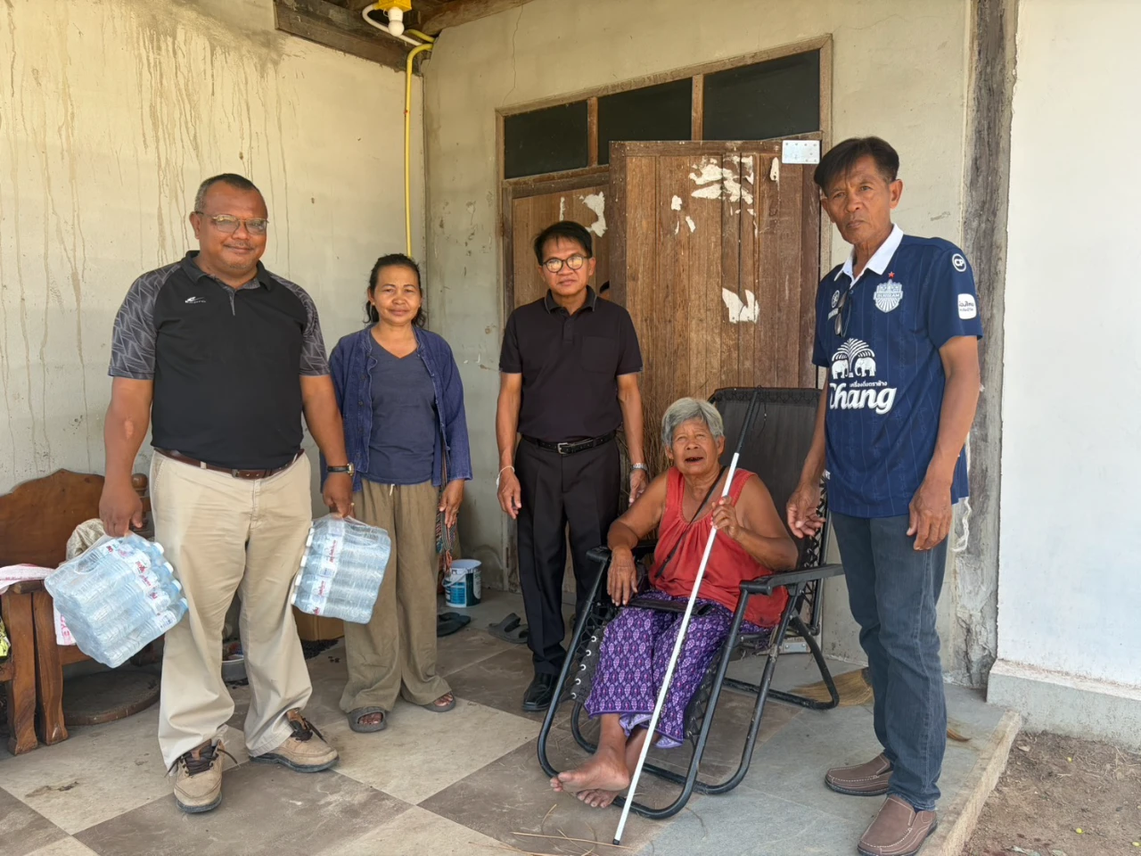 มอบไม้เท้าขาวให้พิการทางสายตาในการใช้ชีวิตประจำวัน พื้นที่ อบต.สะเดา