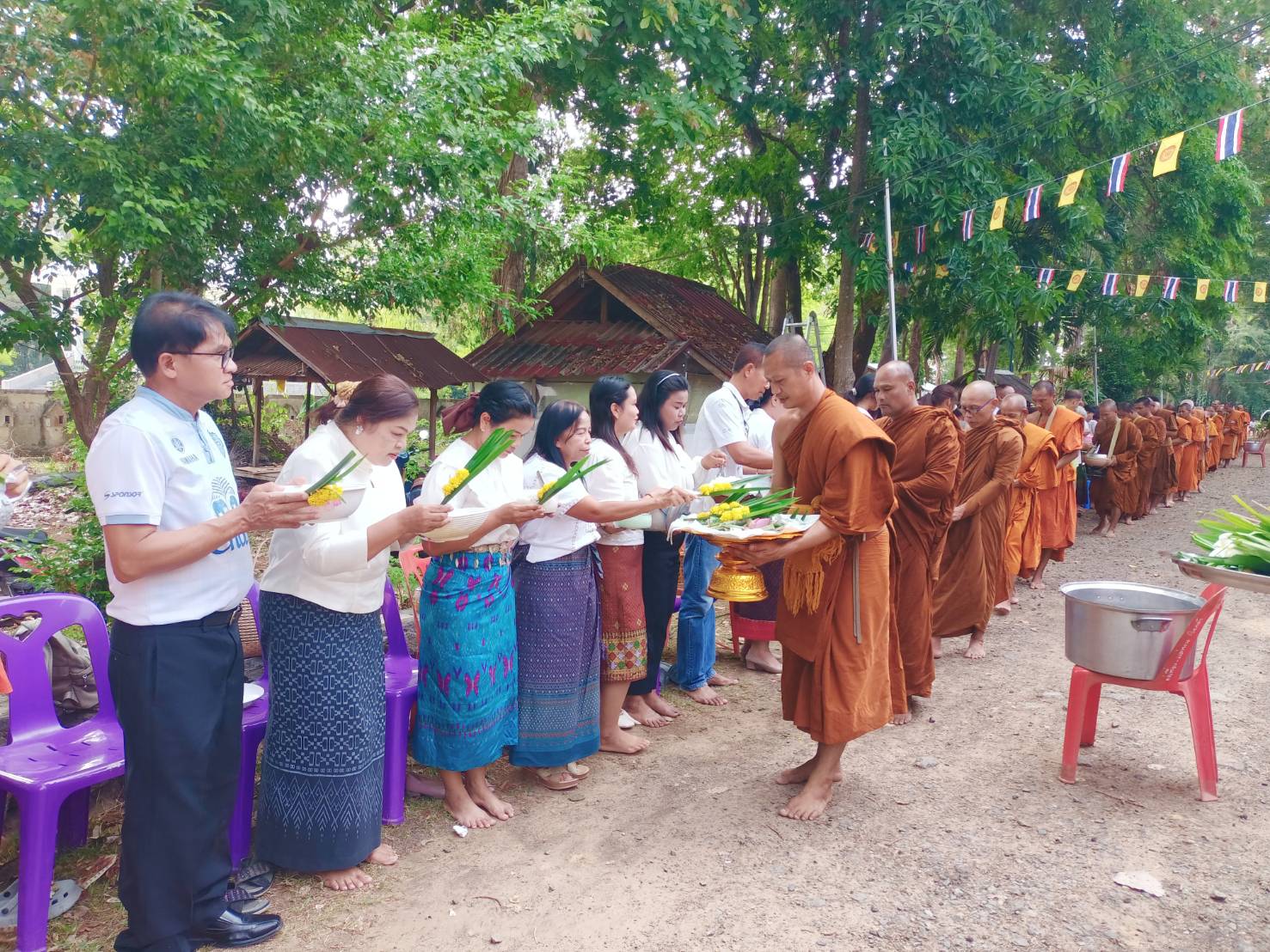 ร่วมทำบุญตักบาตรถวายจตุปัจจัยตามโครงการปาริวาสกรรม ณ วัดเกาะแก้ว